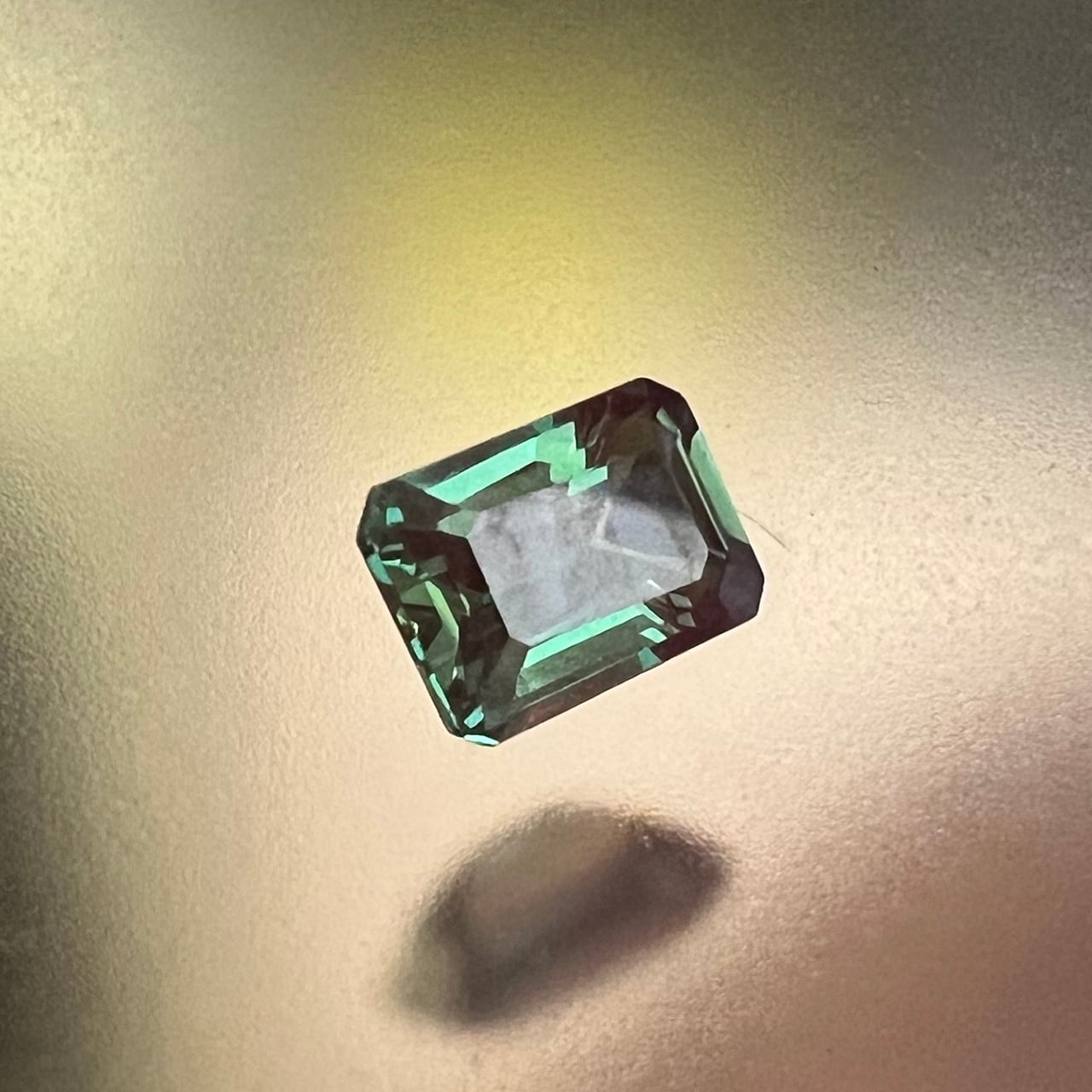 バケットカット アレキサンドライトラボグロウン5.7mm 1.26ct S-024
