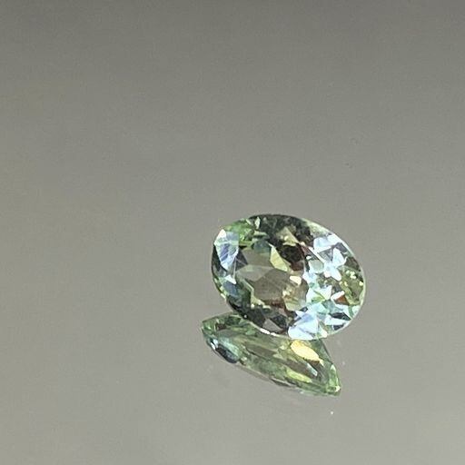 ミントガーネット 0.96ct 緑色【限定1個】グリーンとピンクに色が変色します。とても魅力的な 石 CA-003