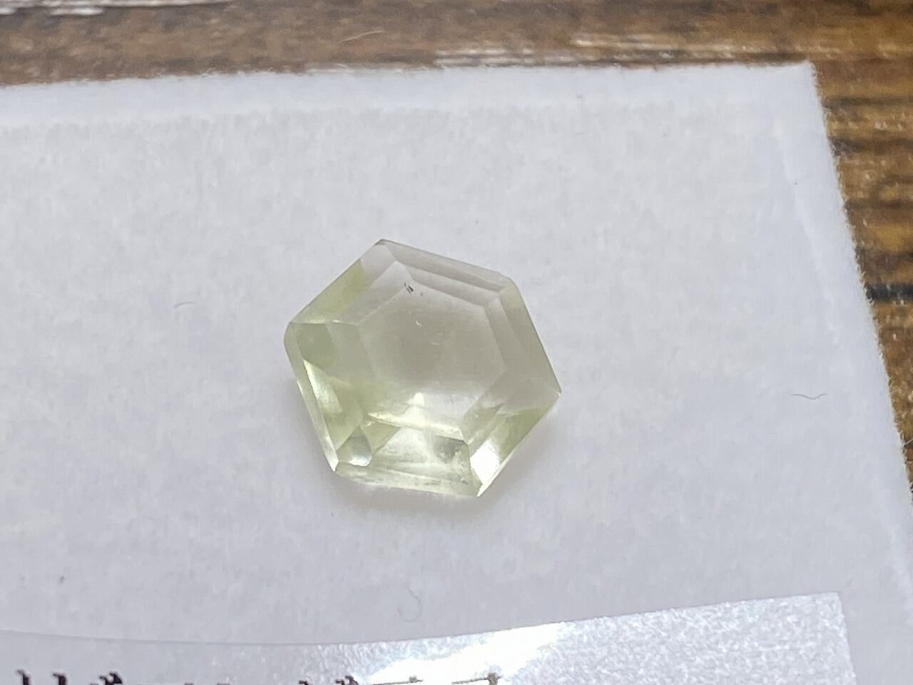 リビアングラス 北アフリカ産 1.9ct 六角形 CA-062