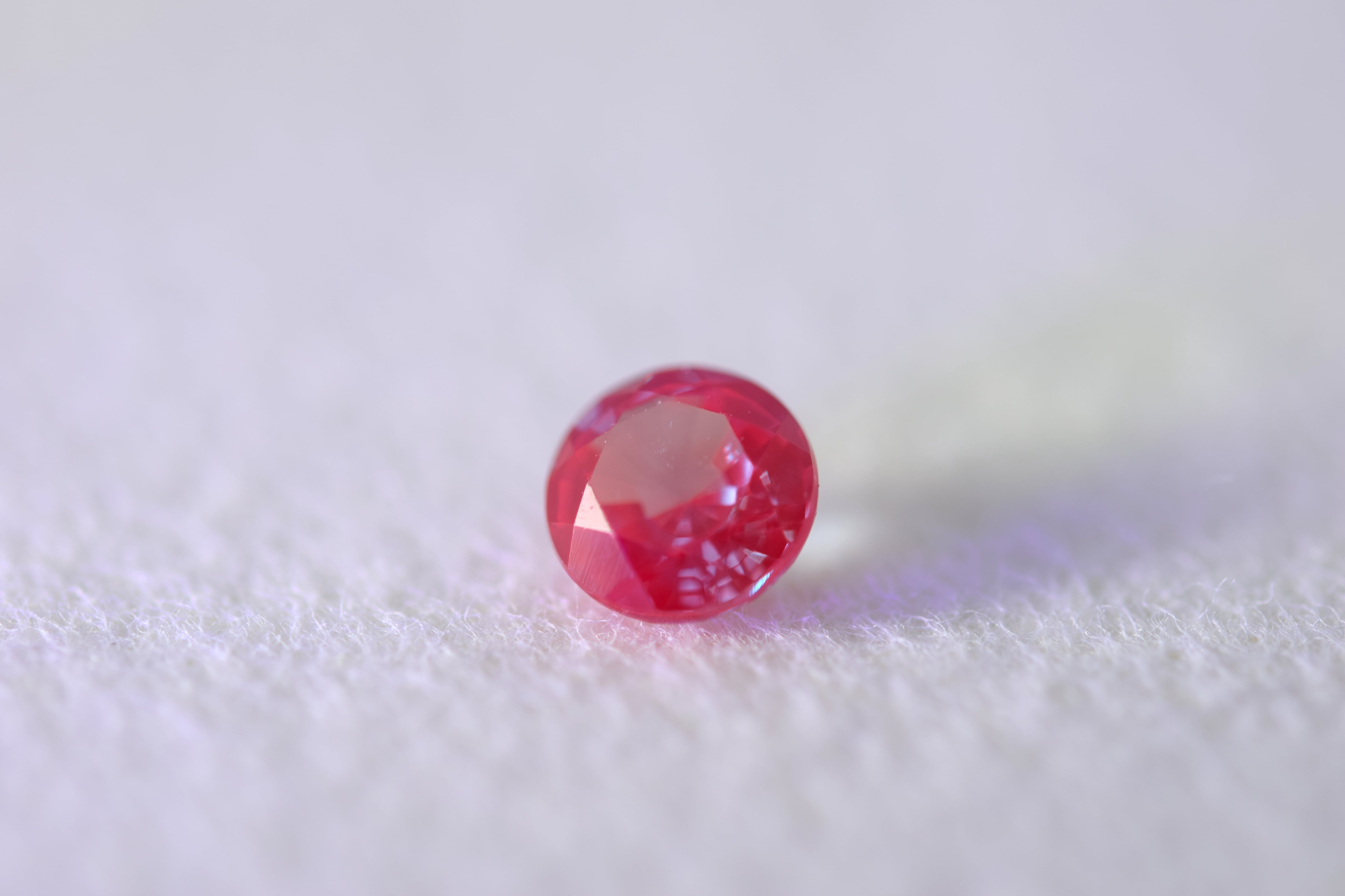 アレキサンドライト<再結晶>ラボグロウン ルース 5mm 0.6ct S-010