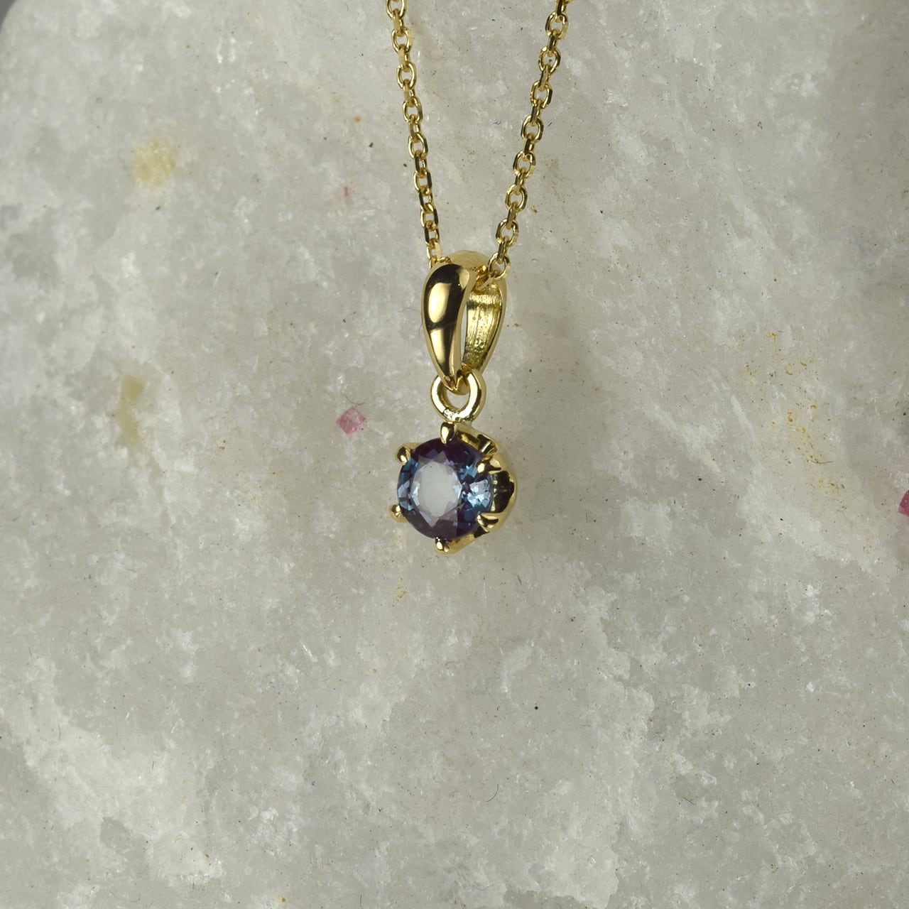 新作 K18 4Φ<0.3ct>LGアレキサンドライト(ラボグロウン)ペンダント (K10チェーン付)PTCH-011