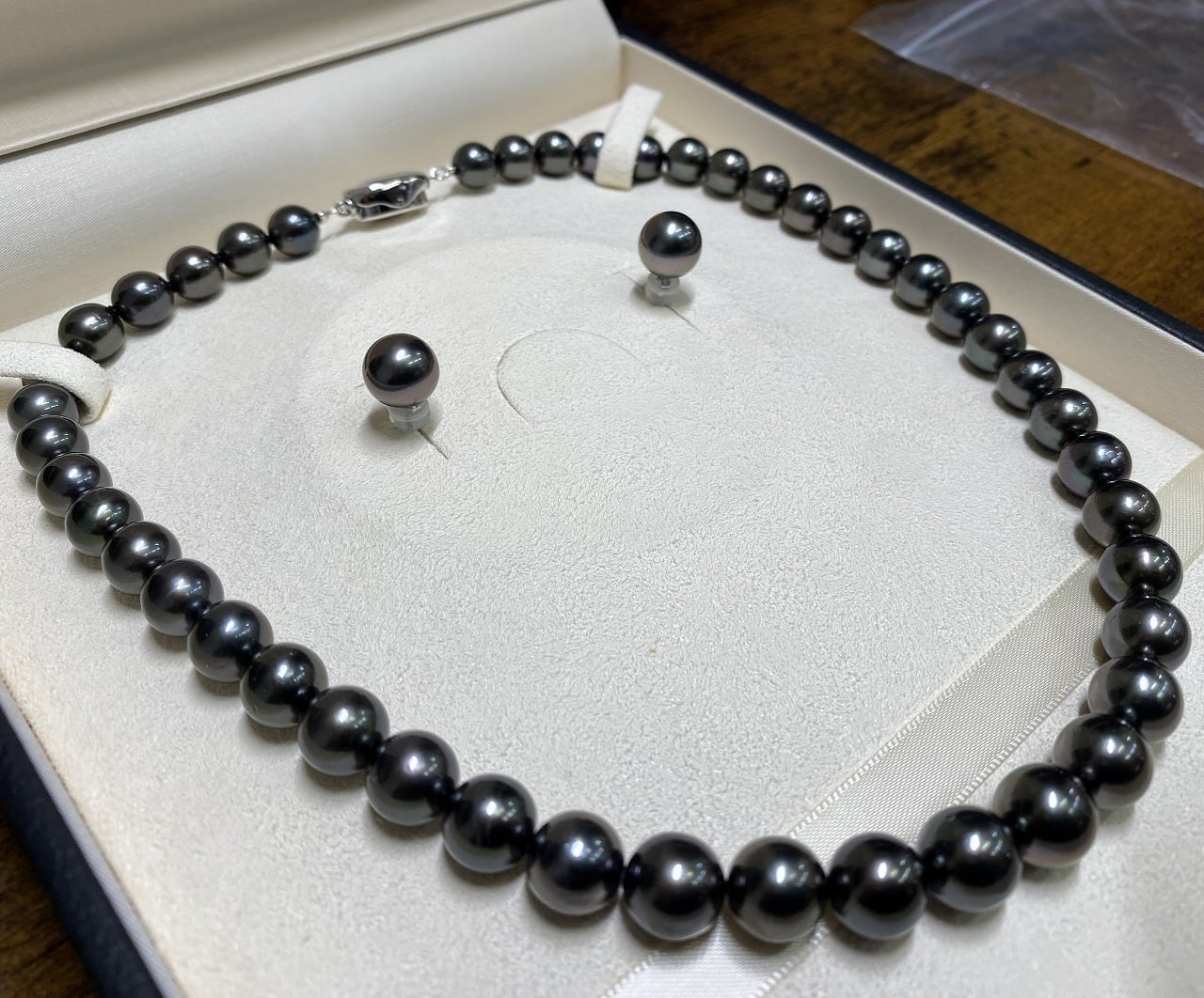 黒真珠 8.1mm〜10.5mm(ピアス付) 鑑別書付 【限定1個】 PA-011