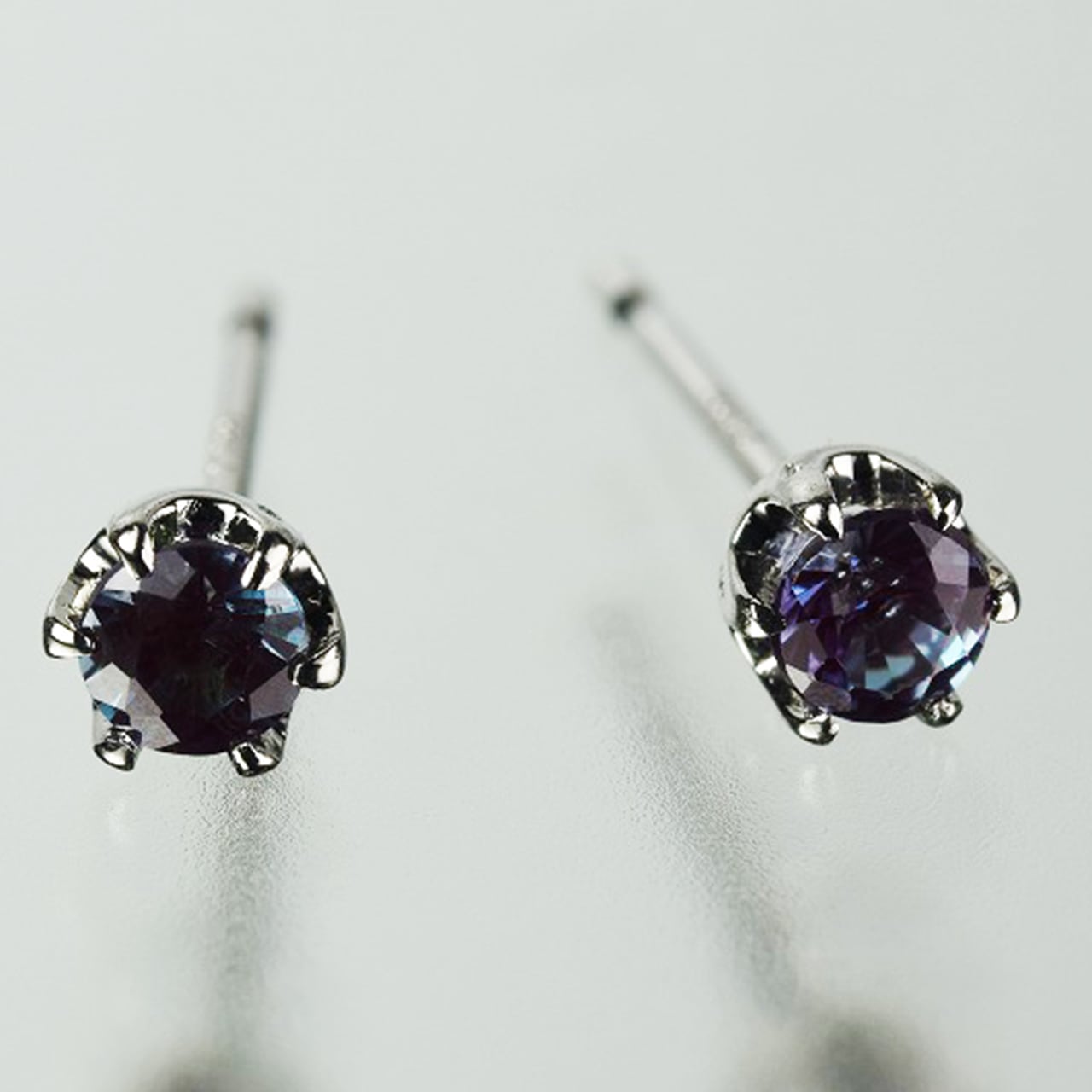 新作 プラチナ アレキサンドライト(ラボグロウン) 3mm<0.2ct> ピアス PAE-005
