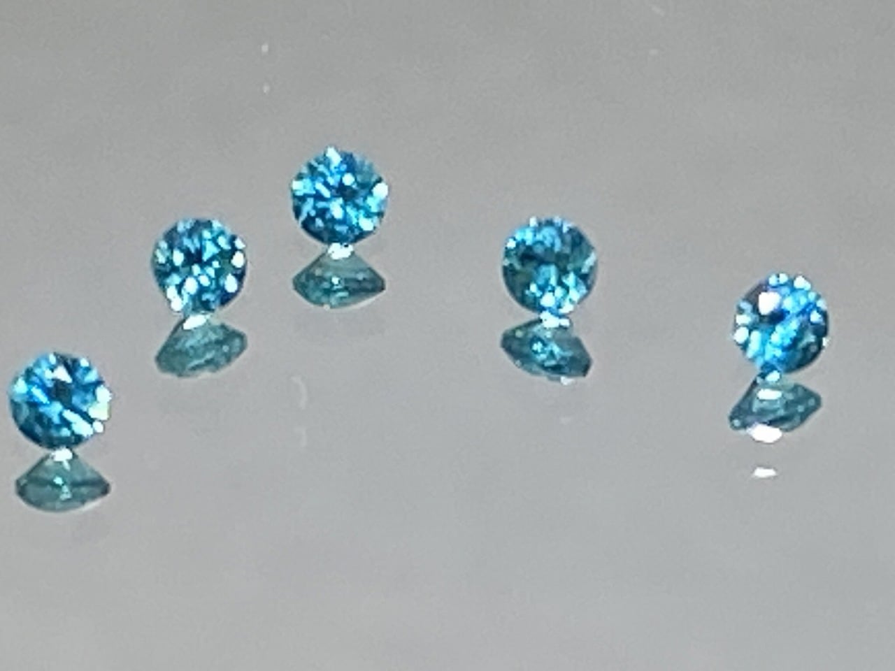 パライバトルマリンタイプ＜ラボグロウン＞ ルース　 3mm 　S-013