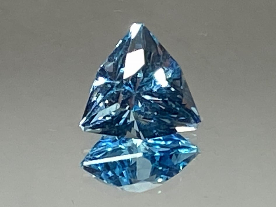 ブルートパーズ　6.32ct　三角形　水色　CA-020