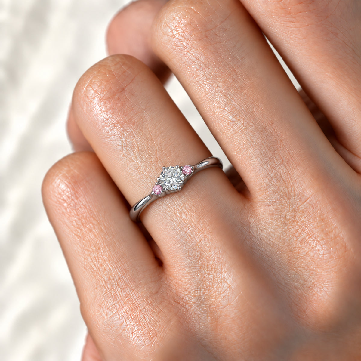 ダイヤモンドと両脇ピンクダイヤのジルコニウム婚約指輪