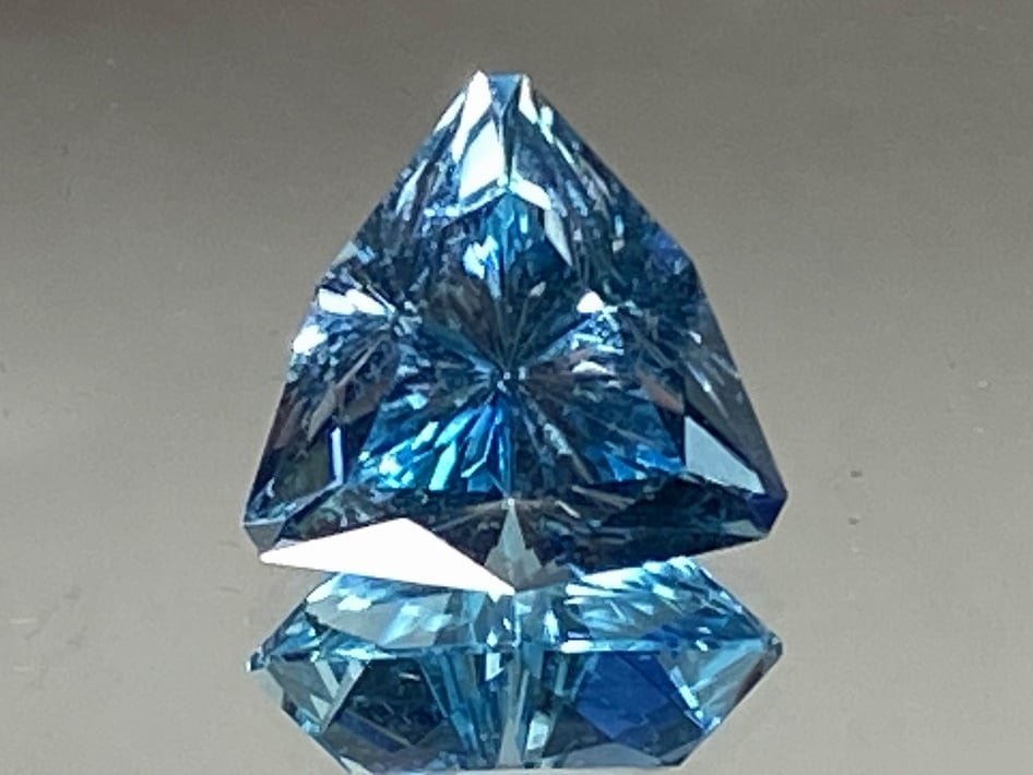 ブルートパーズ　9.780ct　三角形　水色　CA-019