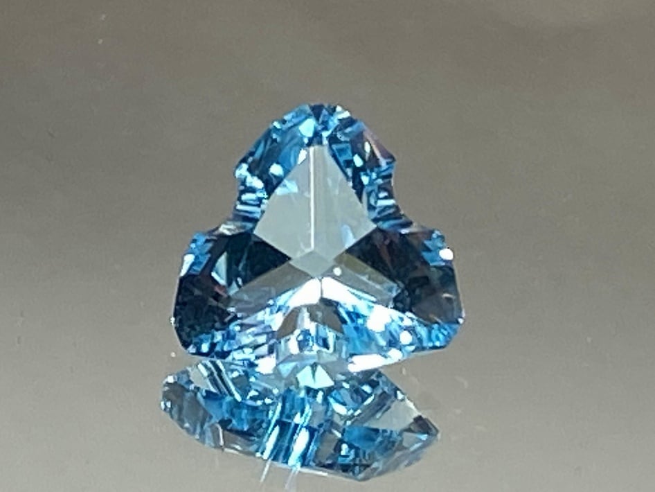 ブルートパーズ　9.0ct　三菱形　【限定1個】　水色　CA-017