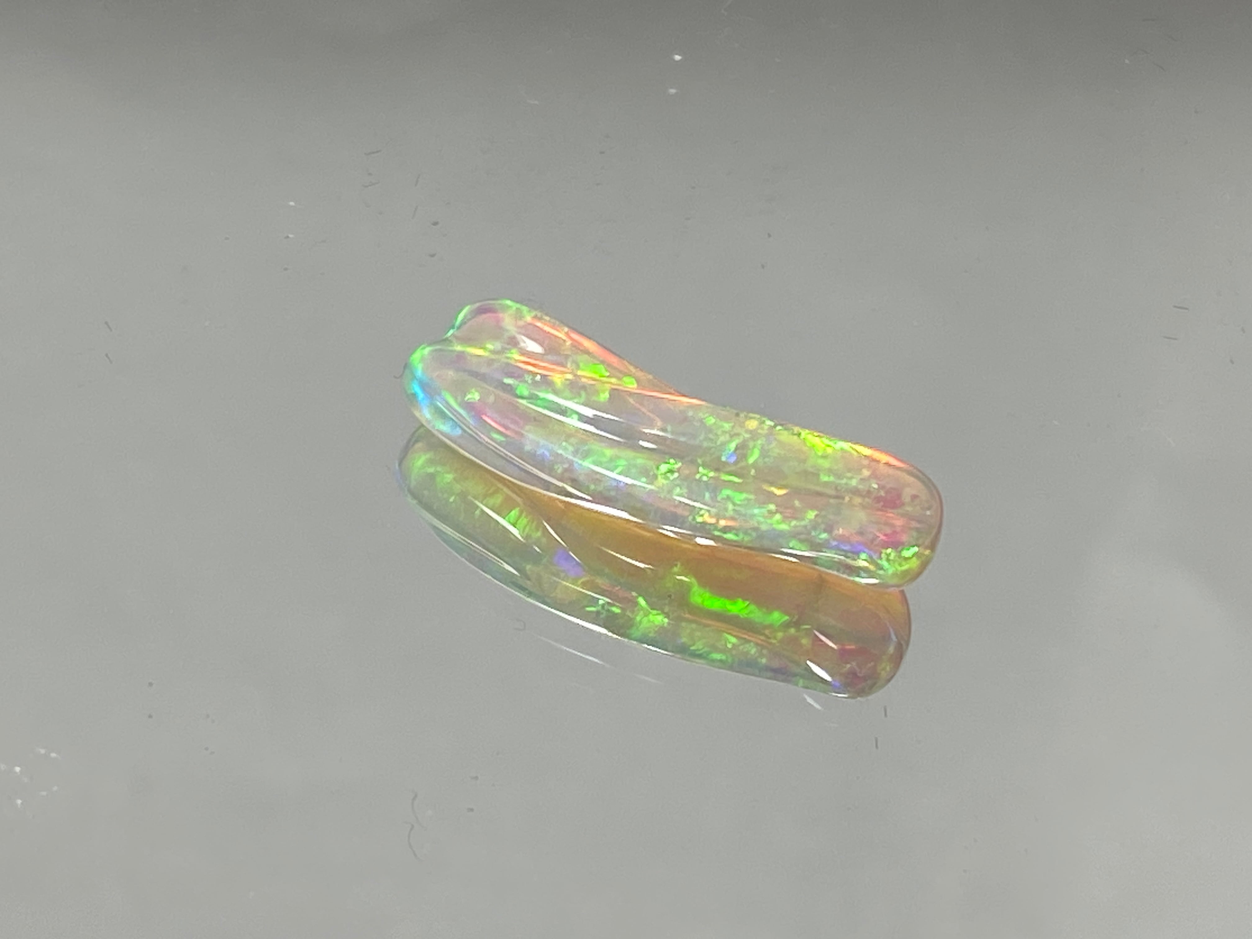 クリスタルオパール　カービング　【限定1個】3.5ct　虹色　OP-009