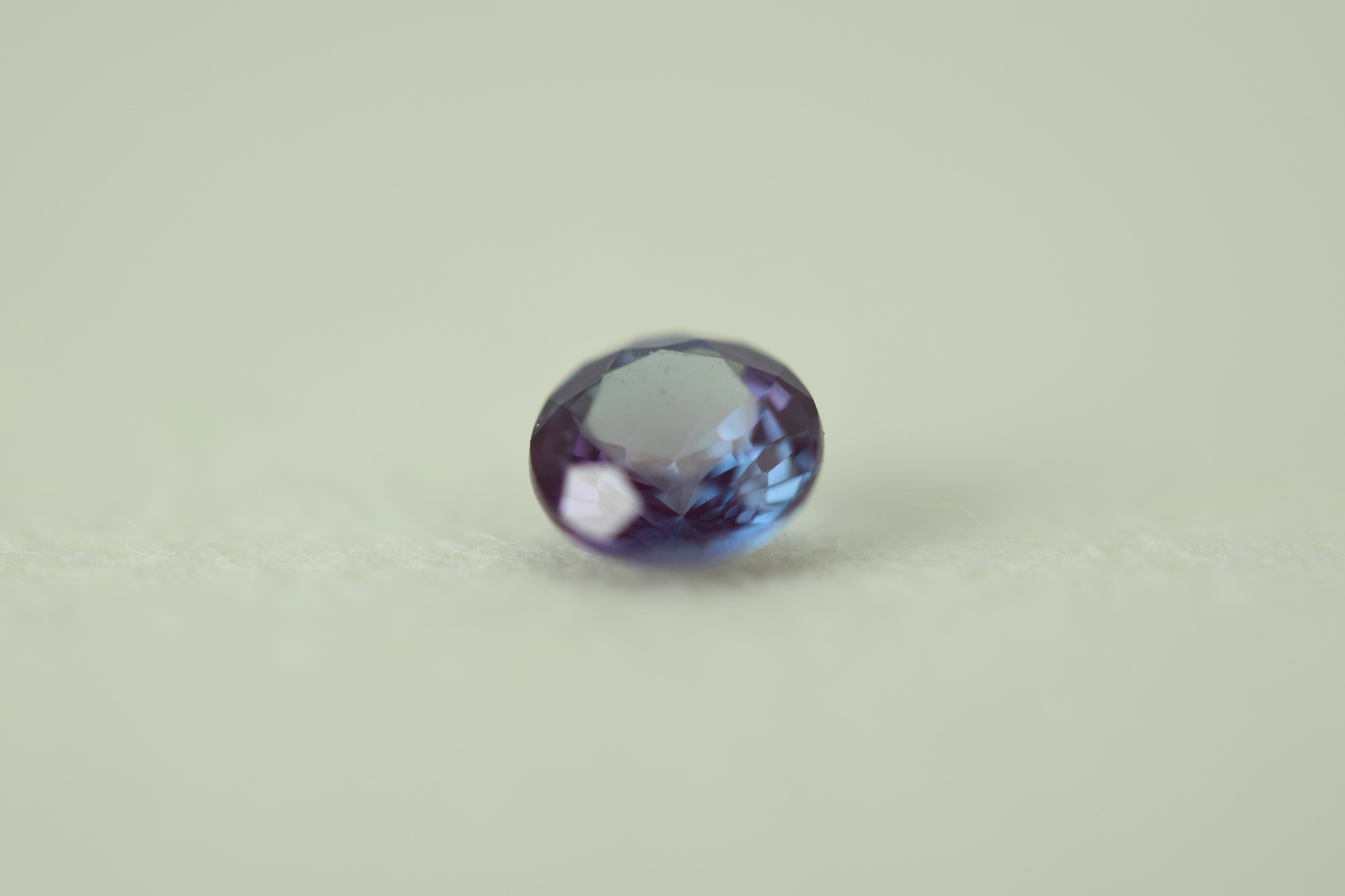 アレキサンドライト＜再結晶＞ラボグロウン　ルース4ｍｍ　0.32ct　S-009