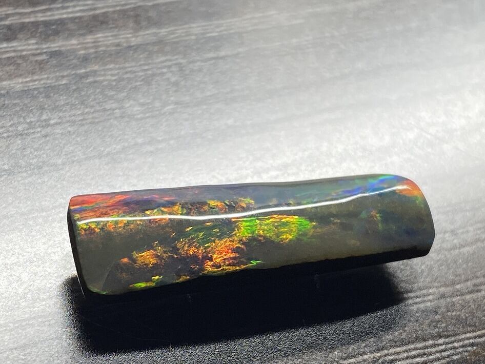 ボルダーオパール　12.27ct　長方形　赤色　OP-007