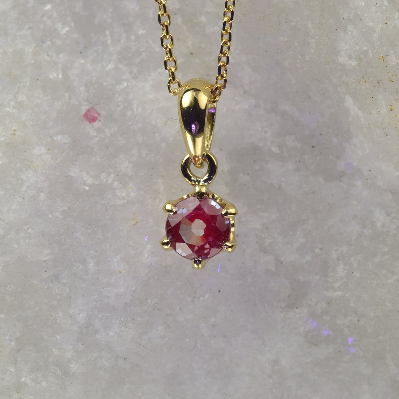 新作　K18 4Φ＜0.3ct＞LGアレキサンドライト（ラボグロウン）ペンダント　（K10チェーン付）PTCH-011