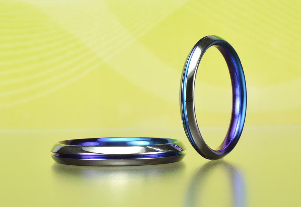 カラー結婚指輪｜ラスターセンターライン｜未来へ続く一筋の幸せの青い光