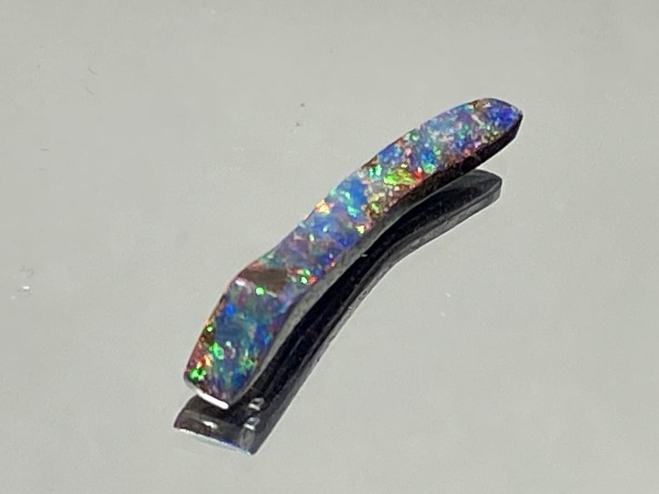 ボルダーオパール　3.95ct　【限定1個】長方形　赤　緑色　OP-003