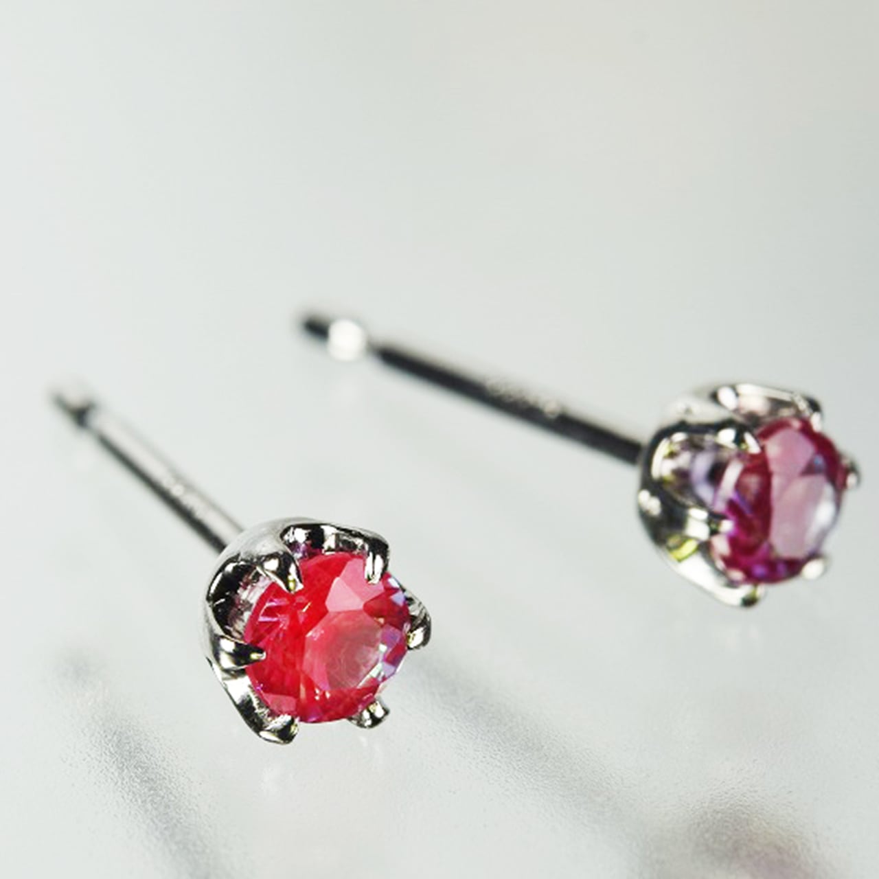 新作　プラチナ　アレキサンドライト（ラボグロウン）　3ｍｍ＜0.2ｃｔ＞　ピアス　PAE-005