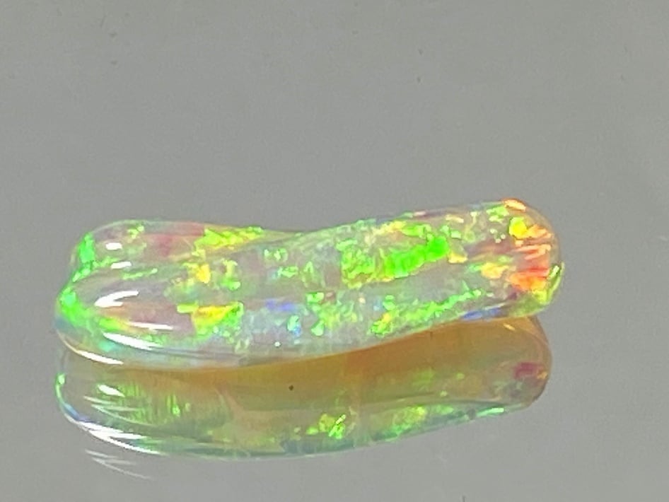 クリスタルオパール　カービング　【限定1個】3.5ct　虹色　OP-009